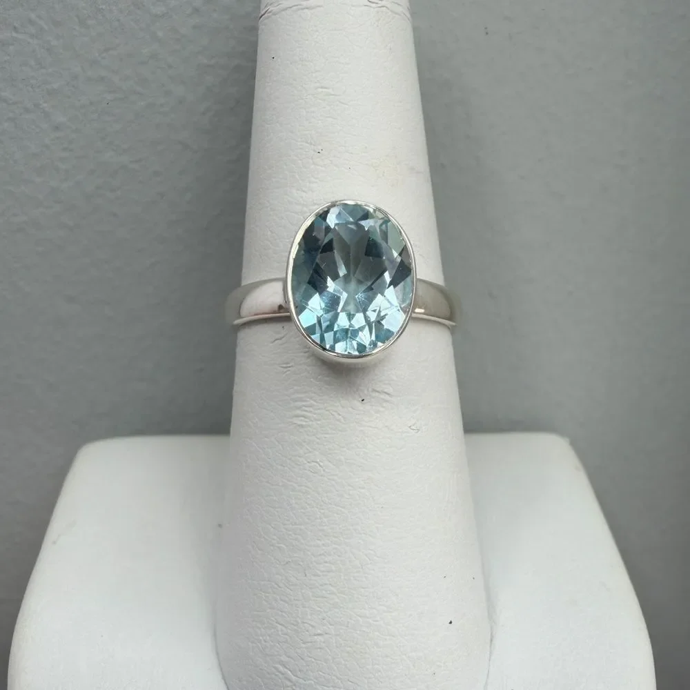 NWT 8x10.5mm oval‎ cut faceted blue topaz solitaire ring in sterling silver!